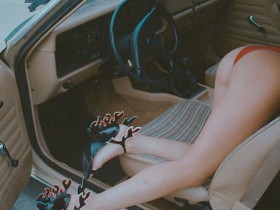 【BTC365币投】昔日影片流出…霸氣妹不僅大露南半球 跪趴式「謎樣扭動」網友看傻眼