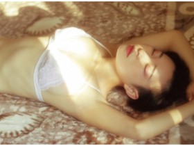 【BTC365币投】私藏的「房間女孩」!青春胴體配上透膚蕾絲,就是少女最致命的武器!
