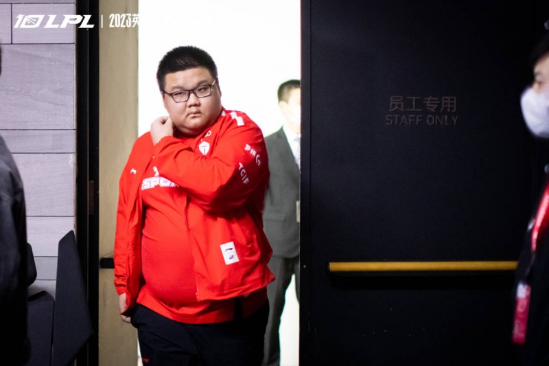 对阵OMG下限发挥，赛后Qingtian微博评论区充斥让选手退役等言论