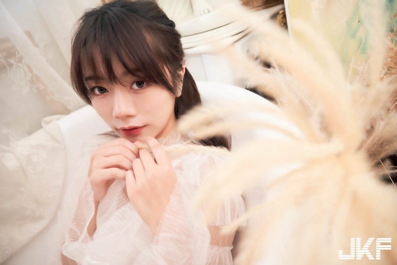 【BTC365币投】大眼甜心「優里Yuri」甜蜜約會時光，夢幻薄紗「深溝若隱若現」！