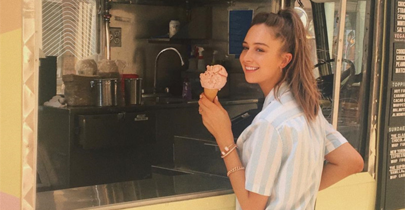 【BTC365币投】消暑聖品！「冰淇淋女孩」回眸一笑融化千萬網友　果然是甜入心坎裡