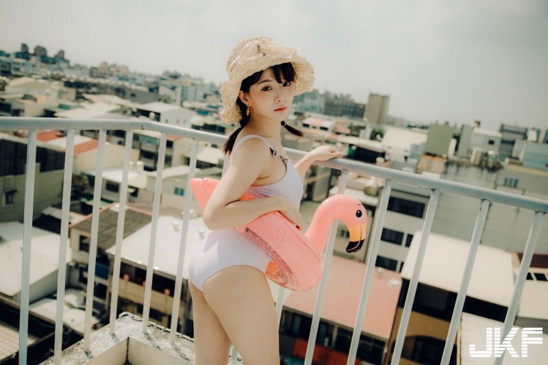 【BTC365币投】翹臀美乳大方露！電眼美少女「倩倩」性感連身泳裝好想和她一起玩水！