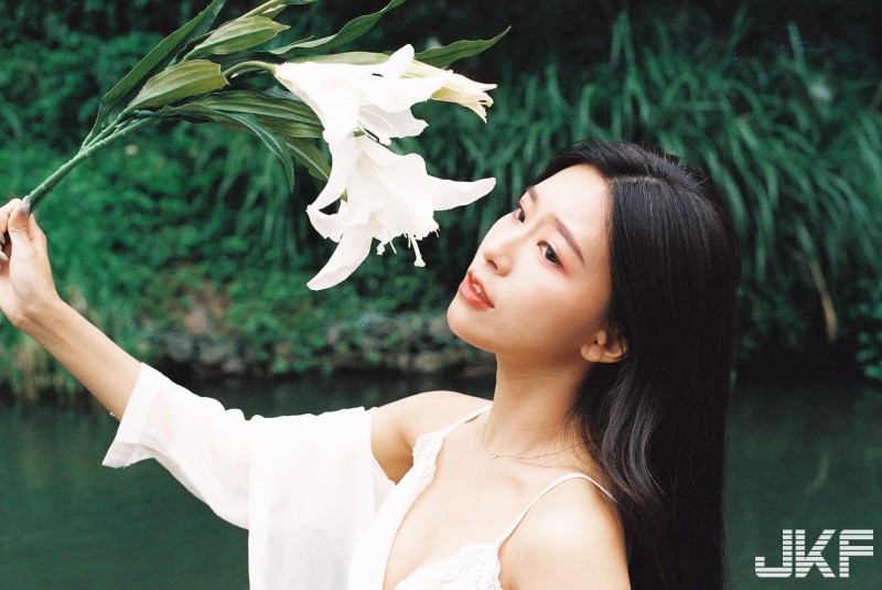 【BTC365币投】火辣的純白誘惑！正妹高材生「張芳瑜」野溪玩耍，「渾圓嫩乳」溢出好性感