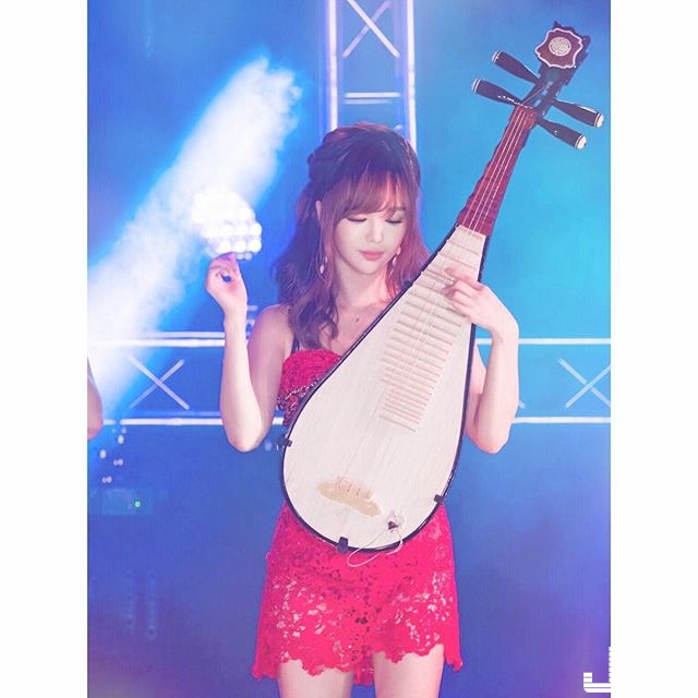 【BTC365币投】E罩杯琵琶手正妹「丘涵」，巨乳撐琵琶，畫面波濤洶湧，觀眾也不自覺跟著「乳動」！