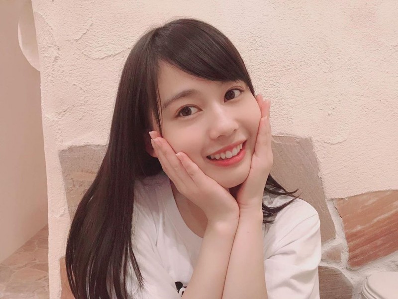 【BTC365币投】日本格鬥節目驚見「超萌舉牌正妹」水嫩感無敵　繽紛「櫻桃小嘴」讓人超想親下去