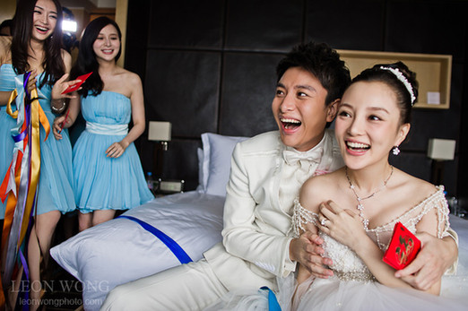 【BTC365币投】婚禮玩很大！妻子被多名男子扒光光，老公笑呵呵