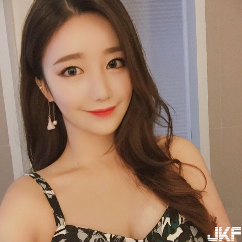 【BTC365币投】乳量滿滿！氣質出眾「Ｇ奶」老師，「緊身爆乳」太邪惡誰還能專心上課…