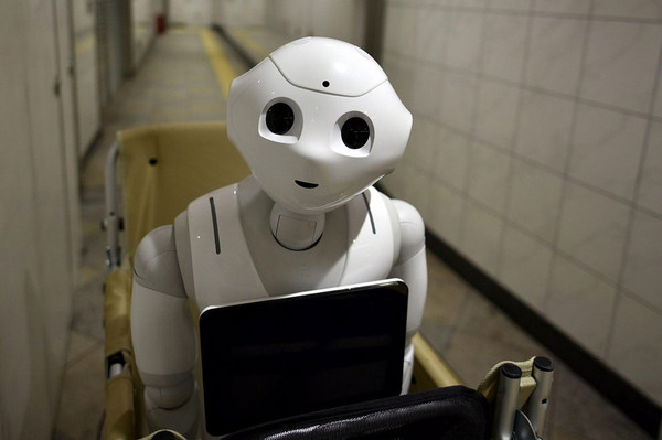 【BTC365币投】與初代Pepper機器人生活兩年，每天帶他出門看世界