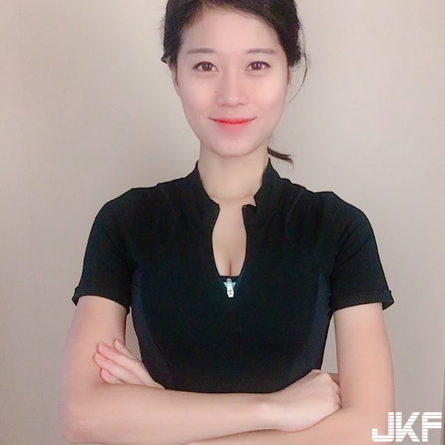 【BTC365币投】緊到不行！超緊身運動衣把妹子身材看得一清二楚，上半身「雄偉長輩」被擠得喘不過氣…
