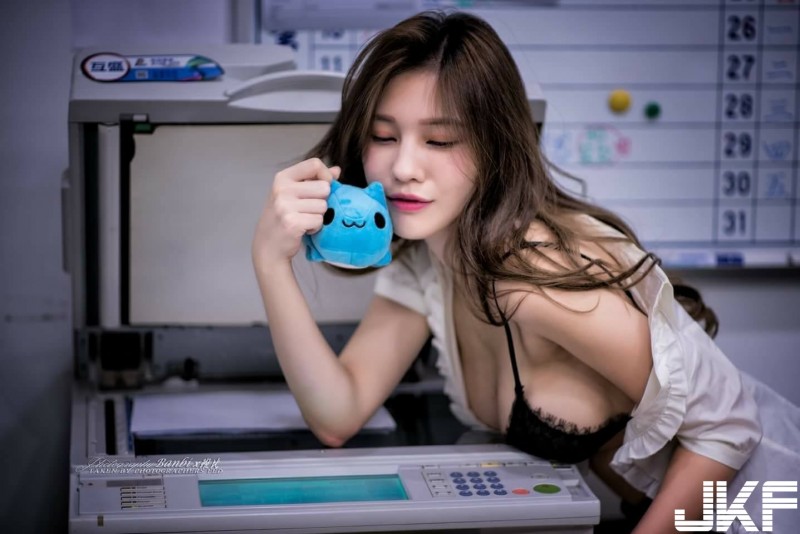 【BTC365币投】這樣太危險！「火辣OL」凶狠奶壓影印機！不知道會印出什麼東西…