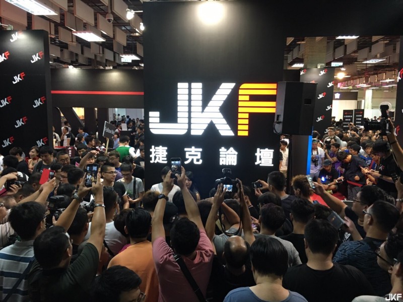 【BTC365币投】《JKF X 2016 Adult Expo》JKF攤位MIKA現場活動直擊DAY2!!!性感神奇寶貝到處跑，南梨央奈受不了直接脫內褲了!