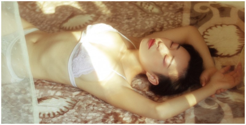 【BTC365币投】私藏的「房間女孩」！青春胴體配上透膚蕾絲，就是少女最致命的武器！